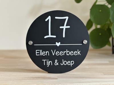 Naambordje / huisnummer voordeur | streep hartje | Rond | 20cm | matzwart | rvs afstandhouders