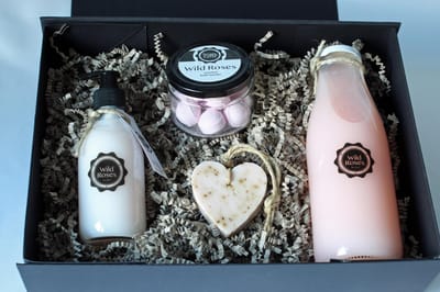 Giftbox Wild Roses, Bathfoam, Bath bombs, Bodylotion, Zeep, soap & gifts, cadeau vrouw, Moederdag cadeau