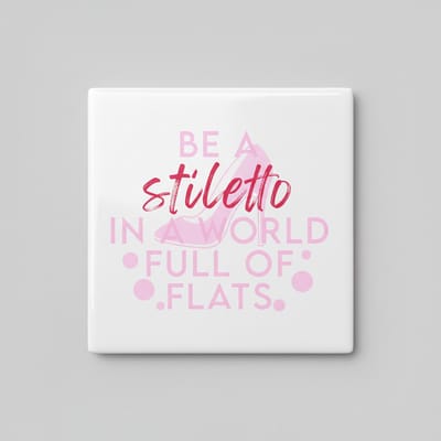 “Be a Stiletto in a World Full of Flats” Tegel 15×15 cm – Krachtige Roze Quote Keramische Wanddecoratie & Cadeau