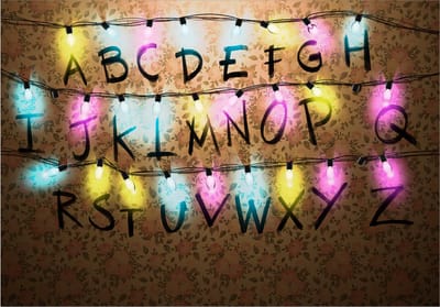 Fotobehangkoning - Behang - Vliesbehang - Fotobehang Alfabet - ABC - Strange Message - 150 x 105 cm