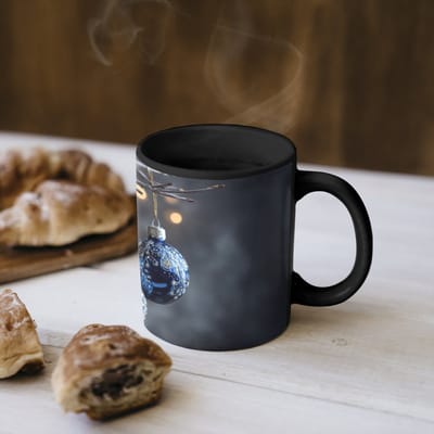 Magische Mok - Foto op Warmte Mokken - Koffiemok - Kerstbal - Versierd - Blauw - Magic Mok - Beker - 350 ML - Theemok