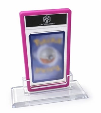 Deckmasters - Acryl Standaard voor PSA Slabs – Inclusief Acryl Slab & Roze Slab Guard / slab bumper – Kaarthouder voor Trading Cards – slab beschermer – PSA display
