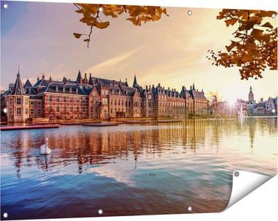 Gards Tuinposter Binnenhof Gebouw in Den Haag - 120x80 cm - Tuindoek - Tuindecoratie - Wanddecoratie buiten - Tuinschilderij