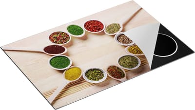 Chefcare Inductie Beschermer Kruiden in Lepels op een Houten Tafel - 80x50 cm - Afdekplaat Inductie - Kookplaat Beschermer - Inductie Mat