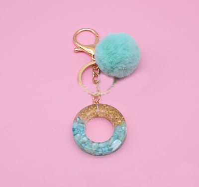 Letter Sleutelhanger A-Z – Luxe Initialen Sleutelhanger met Pompon & Kwastje – Tashanger voor Dames & Meisjes – Accessoire voor Sleutelbos, Handtas, Rugzak & Autosleutel – Persoonlijk Cadeau voor Vrouw, Moeder, Dochter & Vriendin