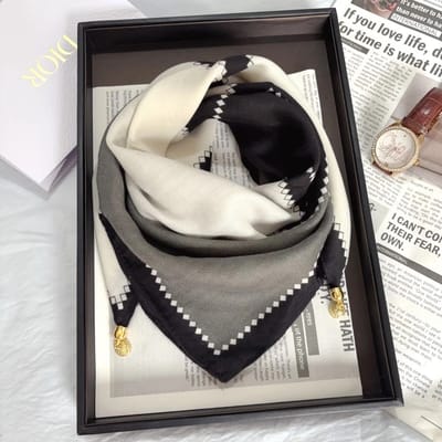 Sjaal-65cm-Vierkante sjaal met magnetische drukknoopsluiting – Te vormen tot driehoekige sjaal – Stijlvolle & elegante nekwarmer – Must-have voor elke outfit-Diamantgrijs
