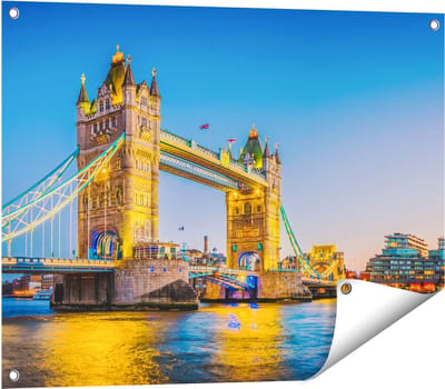 Gards Tuinposter Tower Bridge in Londen met Verlichting - 80x60 cm - Tuindoek - Tuindecoratie - Wanddecoratie buiten - Tuinschilderij