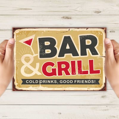 Spreukbord - Bar & Grill - Hout - Vintage - Grappig - Humor - Bord - Tekstbord - Wandbord - Wanddecoratie - Muurdecoratie - Woonkamer - Om Aan De Muur Te Hangen