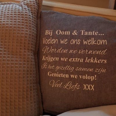 Sierkussen Kussen met tekst bedrukt cadeau | Regels voor Bij Oom en Tante thuis | grijs met opdruk wit met vulling | 50x50 cm | verjaardag zus broer neefje nichtje baby geboorte kraamcadeau feestdagen kerstmis hoera je wordt zwangerschapsaankondiging