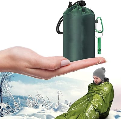 1-pack - Noodslaapzak - Waterdichte noodslaapzak - Folie-warmzak - Draagbare warmzak - Inclusief overlevingsfluitje en karabijnhaak - Geschikt voor kamperen, wandelen, outdooravonturen, enz. - 210*150 cm - Donkergroen