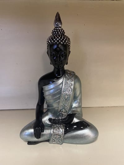 Decoratieve Boeddha zittend - blauw metallic + zwart - hoogte 20.5 cm x 14 x 12 cm - polyresin - Woonaccessoires