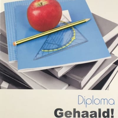 6 Luxe Geslaagd Wenskaarten - Kaart Wens Kaart Examen Geslaagd School Studie Opleiding - Diploma Gehaald Boeken Appel Potlood Geodriehoek - 13.5x12cm - Rood Wit Blauwe Envelop - Art of Cards