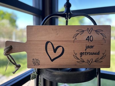 Creaties van Hier - Serveerplank - 40 jaar getrouwd - gepersonaliseerd cadeau - 49 cm - Eikenhout