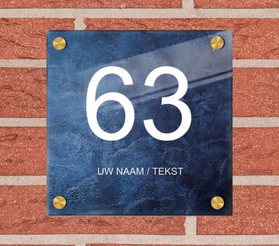 Naambordje voordeur plexiglas 20x20x0,5 cm met goud kleur afstanhouder model 1118 - Huisnummerbordje, naambordjes, naambordje huis, naamplaatjes, huisnummer bordje, originele naambordjes voordeur, huisnummerbord met naam, originele huisnummer bord