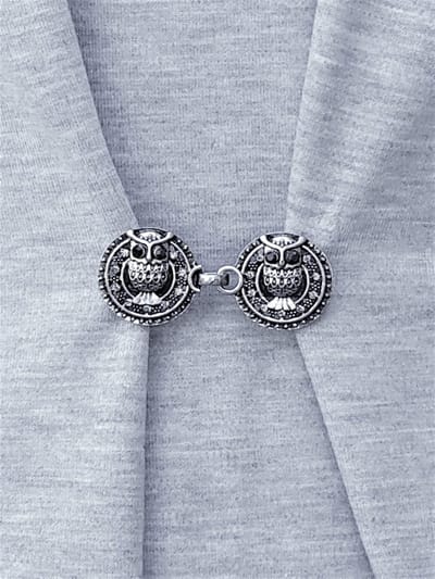 Vestsluiting - clip met haakje, Uil met zwarte strass steentjes , voor vest, sjaal of omslagdoek in kleur antiek zilver look.