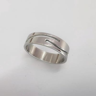 Ring - Stalen - RVS - maat 21 - Br 5.5mm - Schitterend - zilverkleurig ring - midden bewerkt met motief.