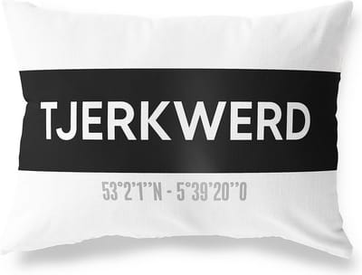 Tuinkussen TJERKWERD - FRIESLAND met coördinaten - Buitenkussen - Bootkussen - Weerbestendig - Jouw Plaats - Studio216 - Modern - Zwart-Wit - 50x30cm