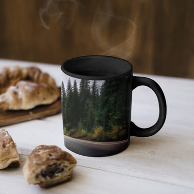 Magische Mok - Foto op Warmte Mokken - Koffiemok - Sparrenbos - Weg - Bergen - Sneeuw - Magic Mok - Beker - 350 ML - Theemok