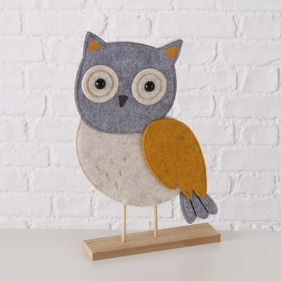 Leuke staande grijze uil uitgevoerd in vilt met een voetje van mdf