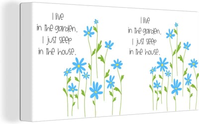 Canvas Schilderij Spreuken - Quotes - I live in the garden I just sleep in the house - 40x20 cm - Wanddecoratie
