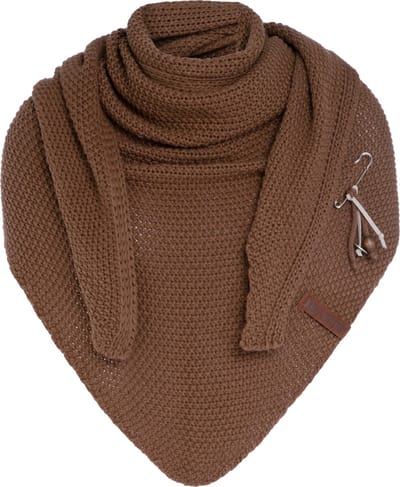 Knit Factory Coco Gebreide Omslagdoek - Driehoek Sjaal Dames - Dames sjaal - Wintersjaal - Stola - Wollen sjaal - Bruine sjaal - Tobacco - 190x85 cm - Inclusief sierspeld