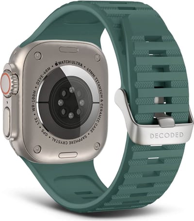 DECODED Siliconen Ultra Sport Bandje - Geschikt voor Apple Watch Grote Series 1-9 / SE / Ultra Modellen - Waterproof en Sterke Sluiting - Moss Groen