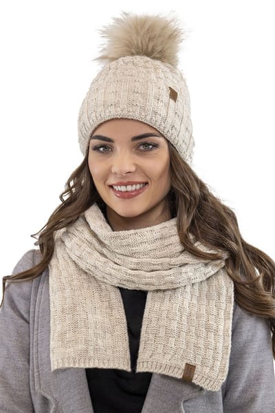 Vivisence Dames Winter Muts En Sjaal Set - Zachte Breiwerk Met Fleecevoering En Pompon Van Imitatiebont - Houdt Warm En Comfortabel Tijdens Koude Winterdagen En Past Dankzij Elastische Pasvorm - Beige