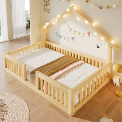 Kinderbed 90x200 cm - Huisbed - Eenpersoonsbed - Vloerbed - Boomhut Stijl - Met LED Lichtslinger - Met valbeveiliging - Natuurlijke houtkleur