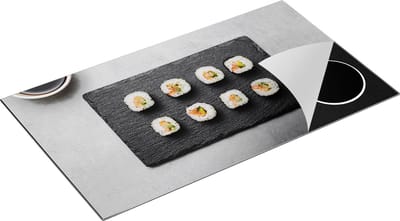 Chefcare Inductie Beschermer Sushi Rolls op een Grijze Achtergrond - 90x50 cm - Afdekplaat Inductie - Kookplaat Beschermer - Inductie Mat