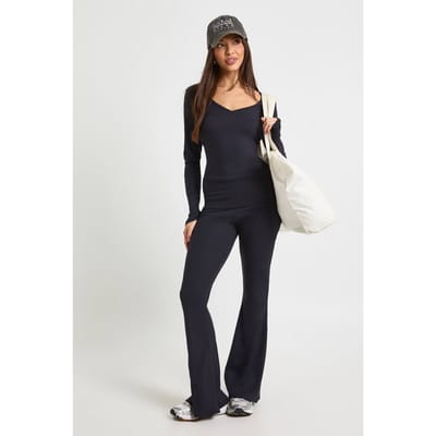 boohoo Dames Ultrasoft V-hals top met lange mouwen en flare C-ord | Black | Maat: 14