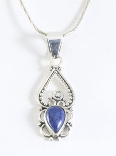 Fijne opengewerkte zilveren hanger met lapis lazuli aan ketting