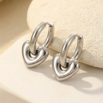 Lundholm Oorbellen Premium Stainless Steel luxe Oorbellen Zilverkleurig Hartjes Liefde Sieraad - Lovea Serie - oorbellen dames zilver hangers - verjaardag cadeau cadeautje vrouw - Scandinavian Design - Zilveren Oorbellen