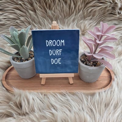Robuust wenstegeltje “Droom durf doe” – Motivatie Cadeau – Keramiek – Decoratie – Cadeautje – Vriendschap - Trendy nu – Decoratief Tegeltje met Standaard – Cadeau Idee