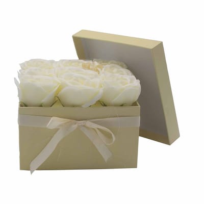 Luxe Cadeau met Zeepbloemen – 9 Creme Rozen in Geschenkdoos – Perfect voor Jubileum of Verjaardag