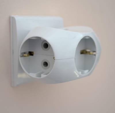Stopcontact splitter 3-voudig – verdeelstekker met randaarde – overspanningsbeveiliging – horizontaal – wit – Type F