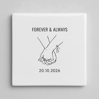 Decoratieve Keramische Tegel “Forever & Always” met Handen Vasthouden Illustratie – Romantische Minimalistische Woondecoratie – 15 × 15 cm