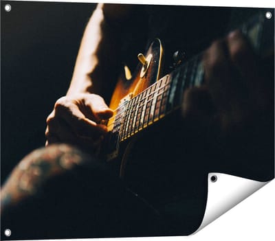 Gards Tuinposter Man Speelt Gitaar - 80x60 cm - Tuindoek - Tuindecoratie - Wanddecoratie buiten - Tuinschilderij