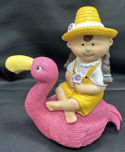 Decoratief polyresin dier "meisje op flamingo - meerkleurig + roze - hoogte 15x16x7 cm - Woonaccessoires - Decoratieve beeldjes