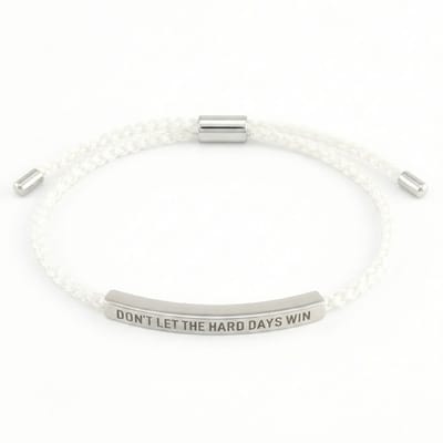 Wit gevlochten koord armband voor heren en dames met zilverkleurige plaat en gegraveerde tekst "Don't Let The Hard Days Win" – verstelbaar