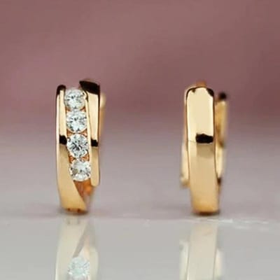 Huitan Kleine Cirkel Oorbellen met Zirkonia Exquise Gouden Kleur Oorbellen voor Vrouwen Temperament Veelzijdige Oor Sieraden beige
