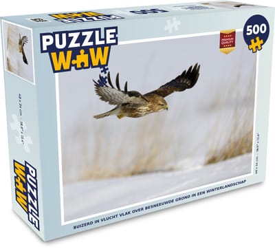 Puzzel Buizerd in vlucht vlak over besneeuwde grond in een winterlandschap - Legpuzzel - Puzzel 500 stukjes