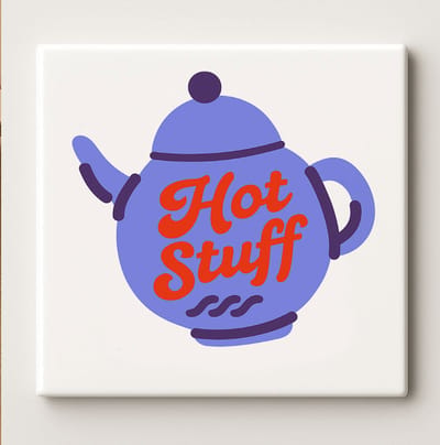 Hot Stuff Theepot Tegel – Leuke 15x15 cm Keramische Muurdecoratie | Grappige Keukendecoratie Cadeau voor Thee- en Koffieliefhebbers