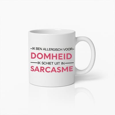 Grappige Koffiemok met "Allergisch voor Domheid, Schiet uit in Sarcasme" Tekst – Humoristisch Cadeau voor Vrienden & Collega’s