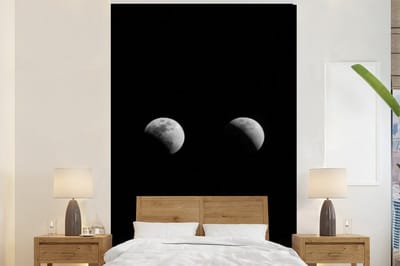 Behang - Fotobehang Zwart - Wit - Maan - Maanfase - Ruimte - Breedte 200 cm x hoogte 300 cm