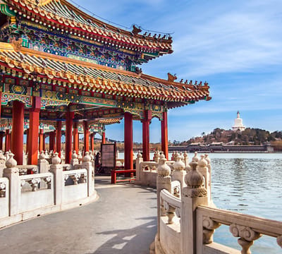 Uitzicht op de Witte Pagoda van Beihai Park in Beijing - Fotobehang (in banen) - 250 x 260 cm