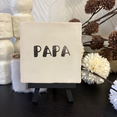 Hartjespost | Tegeltje Papa mat wit, goud | schoencadeautjes sinterklaas | tegeltjes met tekst | spreuktegel | tegeltjeswijsheden | Christmas | Xmas | kerstmis | dad | papa | ouders | pap | familie | liefde | goud | alles is liefde | 10x10