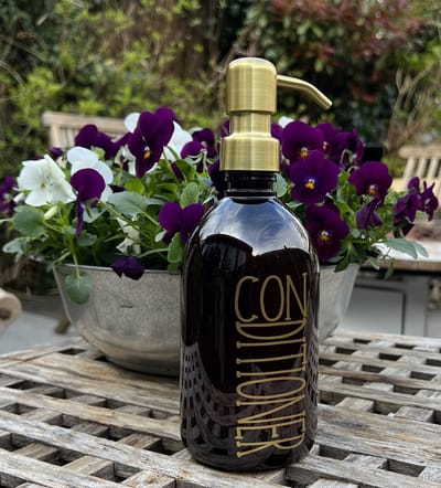 BBBLS® Design Dispenser "Conditioner" | Bruin Kunststof | 500ml | RVS / Metaal Pomp Goud | Zeeppomp | Zeepdispenser | Zeephouder
