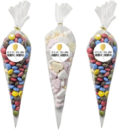 50x Cellofaan Puntzakken 30x16 cm + 60 Stickers Er Is Er Een Jarig, Hoera, Hoera! - Puntzak Doorzichtig - Traktatie Zak - Snoepzak - Inclusief Sluitstrips - 16x30 cm - 50 Stuks