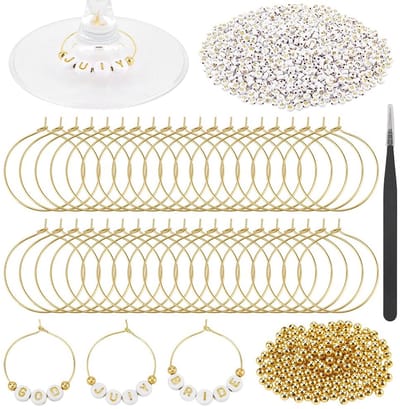 Dailygoods- Wijnglashangers 100 Stuks - Messing Ringen - Letterkralen 1300 Stuks - Gouden Kralen 200 Stuks - Pincet - Gepersonaliseerd Ontwerp - Glashangers