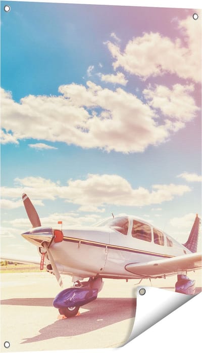 Gards Tuinposter Gelande Vliegtuig op de Luchthaven - 60x90 cm - Tuindoek - Tuindecoratie - Wanddecoratie buiten - Tuinschilderij